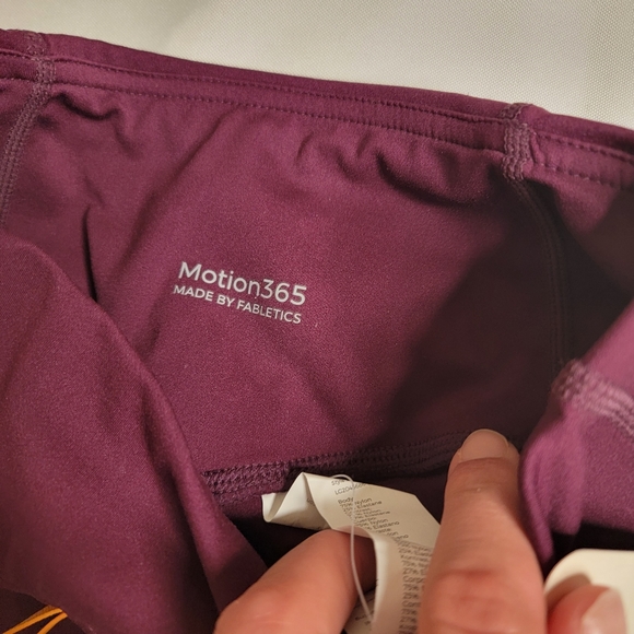 NEW Fabletics Motion 365 Leggings Burgundy Red XS - Picture 3 of 5